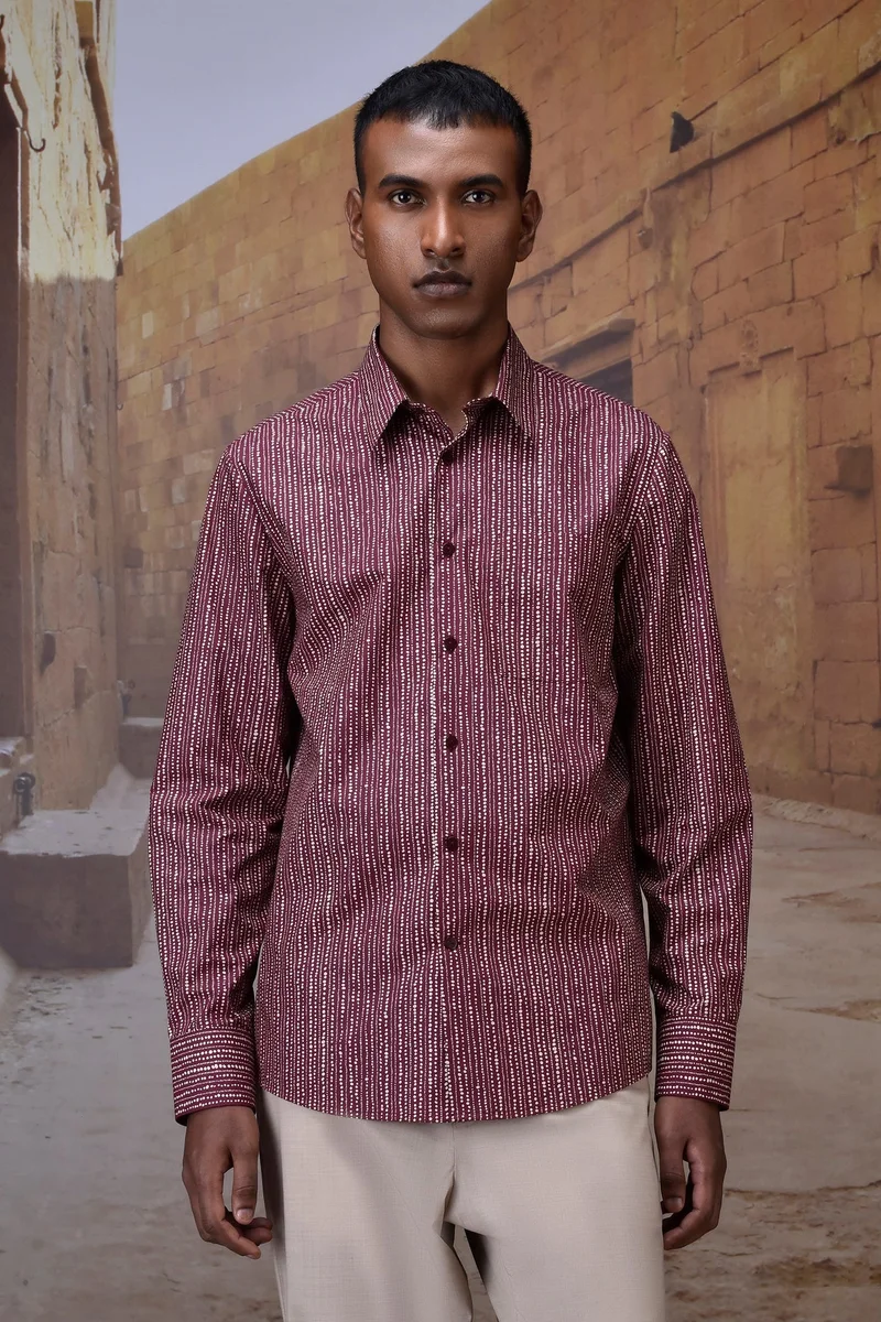 جينات ليكوانت هيمانت قميص بنقاط مجردة بطلاء الكرز